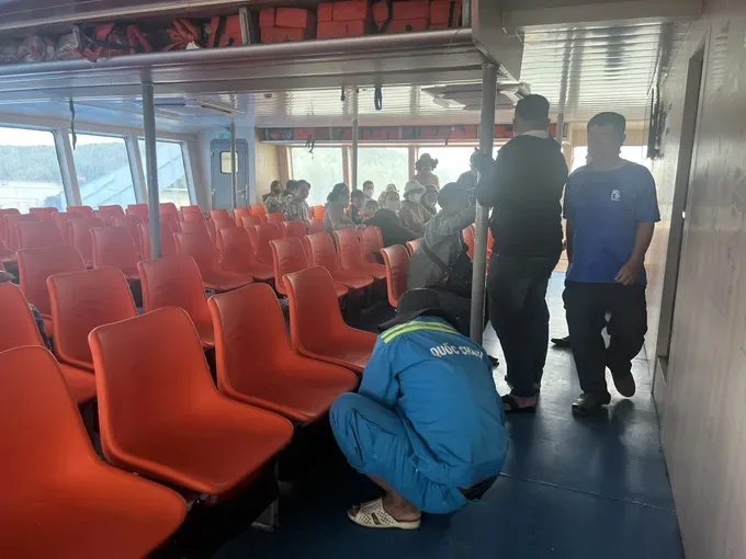 Inspection team reviews passenger life jacket arrangements. (Photo: SGGP) 22c-3924-8682.jpg