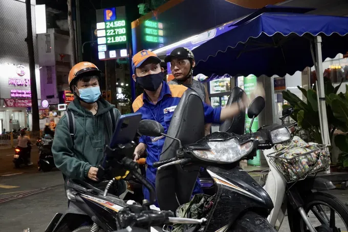 Customers refuel at a Petrolimex station in Ho Chi Minh City. (Photo: SGGP) petrolimex-hoang-hung-1137-6412.jpg