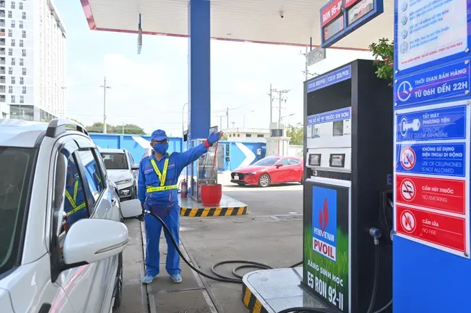 Customers refuel with biofuel at Phu Huu petrol station in Ho Chi Minh City. (Photo: SGGP) xang-dau-pvoil-9498-1640.jpg
