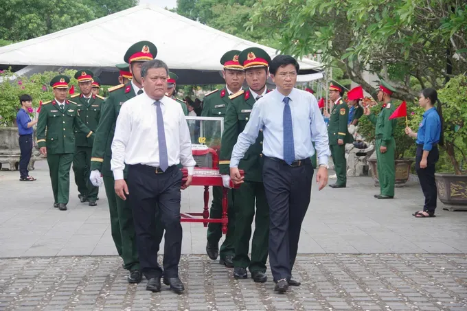 Quang Tri Province's goverment holds a memorial and burial ceremony for the remains of 12 fallen soldiers. (Photo: SGGP) 1000059996-921-2319.jpg