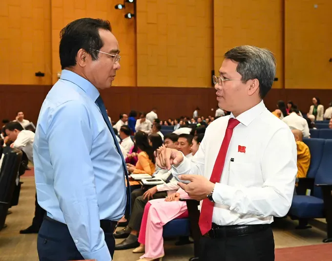 Chairman of the Ho Chi Minh City People’s Committee Nguyen Van Duoc (L) speaks with a delegate during the session. (Photo: SGGP) 2-6828-5065.jpg