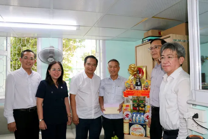 Officials of Ho Chi Minh City offers a gift to Mr. Dang Khac Thanh. (Photo: SGGP) 641fc7af1ecc9792cedd-6548-1230.jpg