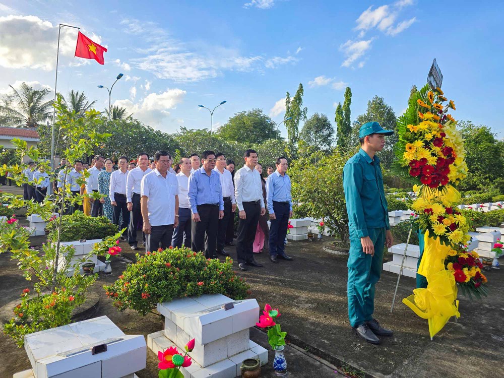 The delegation from the Central Inspection Commission visits Mieu Dien Martyrs’ Cemetery in Tan Hao Commune, in the Mekong Delta province of Vinh Long Province (Photo:baovinhlong) Han.7.22levankha2.jpg