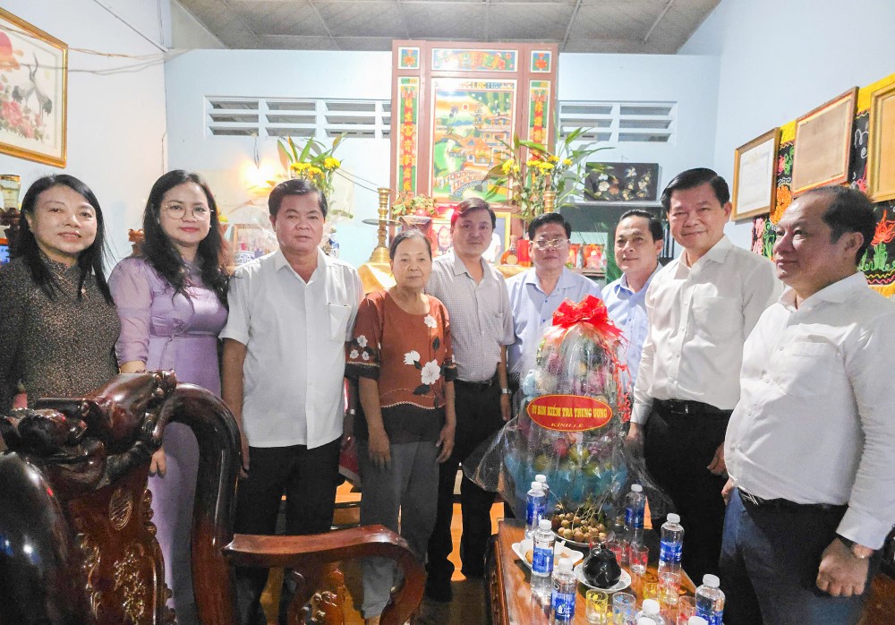 The delegation visits the family of martyr Le Van Kha. (Photo:baovinhlong) Han.7.22levankha3.jpg