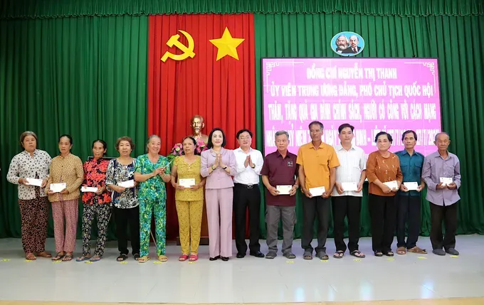 Vice Chairwoman of the National Assembly Nguyen Thi Thanh presents gifts to policy beneficiary families in Tuyen Binh Commune. (Photo: SGGP) nguyen-thi-thanh-1-9316-7567.jpg