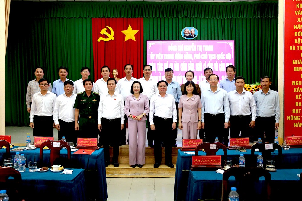 Vice Chairwoman of the National Assembly Nguyen Thi Thanh pays a visit to Long Khot Border Guard Station in Tuyen Binh Commune. (Photo: SGGP) nguyen-thi-thanh-39-418.jpg.jpg