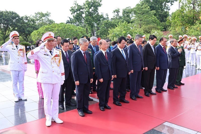 Party and State leaders commemorate war heroes and martyrs at the monument on Bac Son street on July 24, 2025. (Photo: VNA) party-state-leaders-pay-tribute-to-fallen-soldiers.jpg