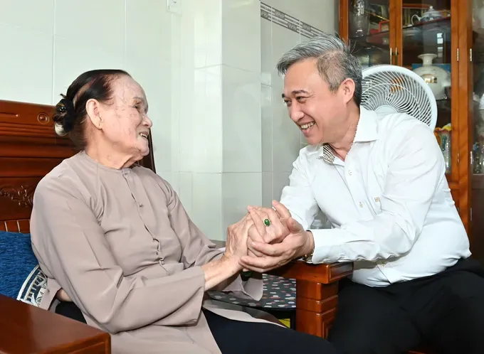Vice Secretary of the Ho Chi Minh City Party Committee, Dang Minh Thong visits Mrs. Truong Thi Thanh. (Photo: SGGP) z6833756664581-5e5d855a8f31191c5451d37307fce282-4480-5935.jpg