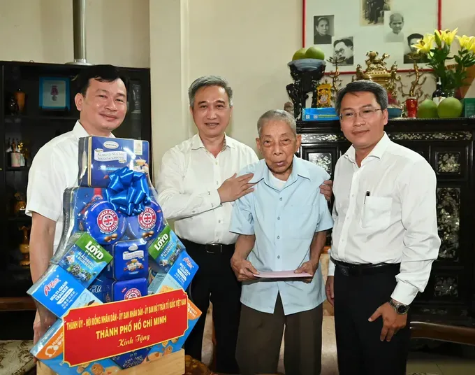Vice Secretary of the Ho Chi Minh City Party Committee, Dang Minh Thong (2nd, L) visits Mr.Huynh Phuoc Hy (2nd, R). (Photo: SGGP) z6833756691324-9c1662b73bcb8fc4f09f027fe65811e6-7651-1768.jpg