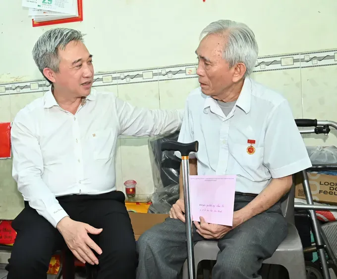 Vice Secretary of the Ho Chi Minh City Party Committee, Dang Minh Thong and Mr. Chau Xi (Photo: SGGP) z6833756747317-e6f796b3bf43595870ed212e3e446582-163-306.jpg