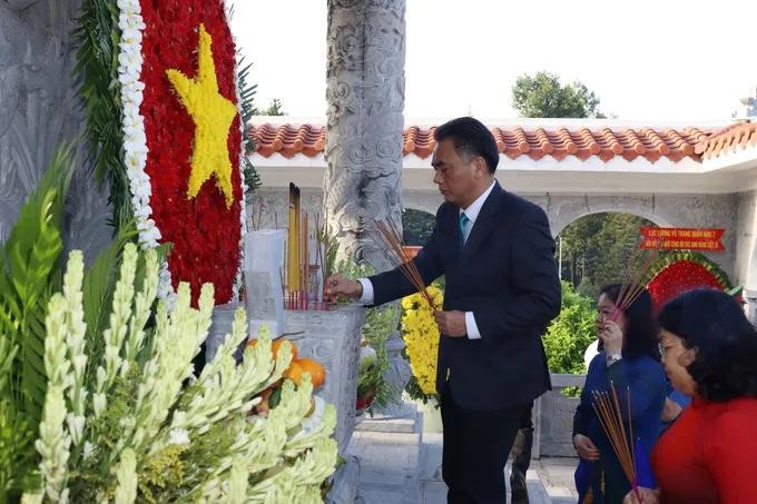 Vice Chairman of the municipal People’s Committee, Nguyen Loc Ha offers incense to martyrs. (Photo: SGGP) 10.jpg
