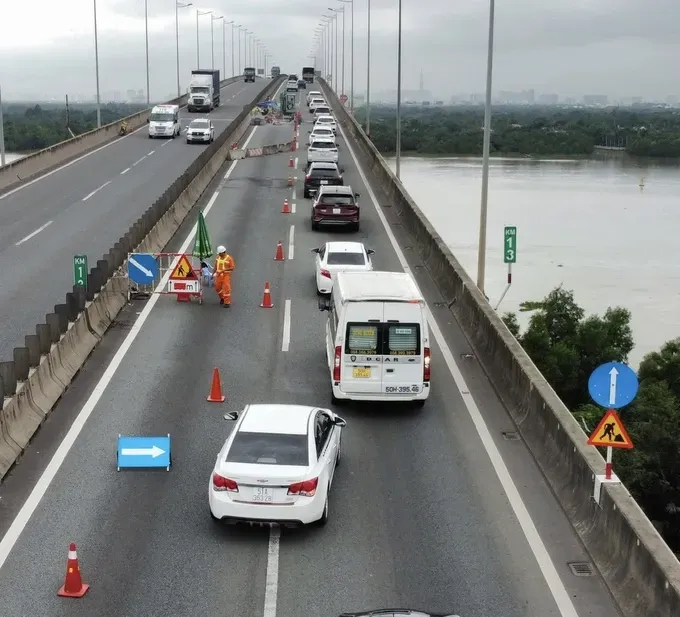 At 9:30 a.m. on July 25, the Ho Chi Minh City–Long Thanh–Dau Giay Expressway is fully open to traffic after several days of repair work on the Long Thanh Bridge expansion joints. (Photo: SGGP) 25-cau-lt-8259-1165.jpg