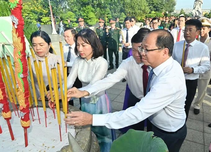 Delegates offer incense to martyrs. (Photo: SGGP) 3.jpg