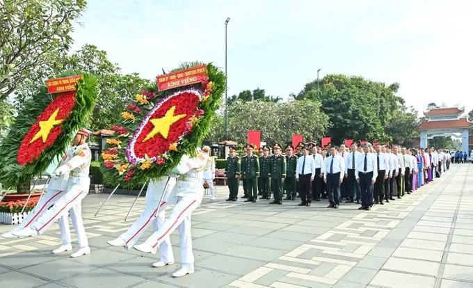 Delegates offer flowers in tribute at Ho Chi Minh City Cemetery. (Photo: SGGP) 4.jpg