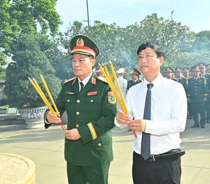 Deputy Secretary of the Ho Chi Minh City Party Committee and Chairman of the municipal People’s Council, Vo Van Minh (R), and Major General Tran Ngoc Minh offer incense to fallen heroes at Ho Chi Minh City Cemetery. (Photo: SGGP) 5.jpg