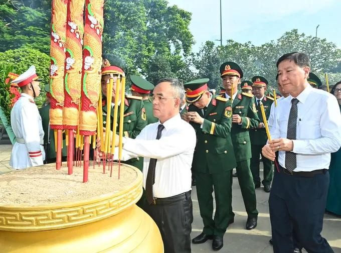 Delegates offer incense to fallen heroes at Ho Chi Minh City Cemetery. (Photo: SGGP) 6.jpg