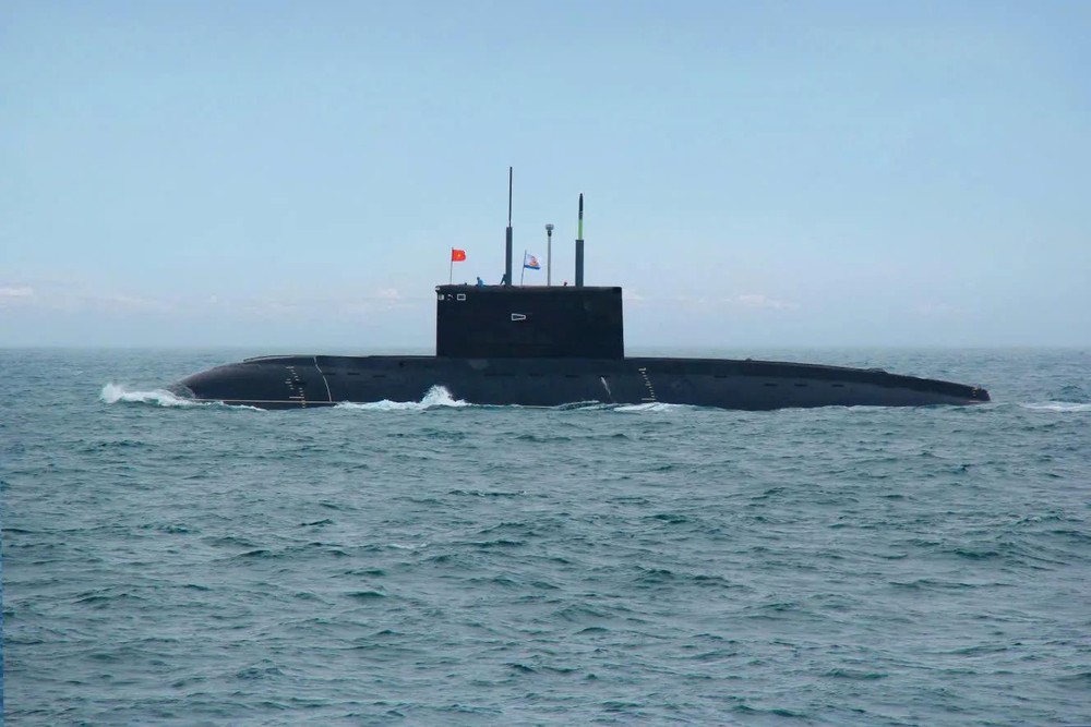 A Kilo-class submarine operated by the Vietnamese navy is seen in Khanh Hoa Province, south-central Vietnam. 11.jpg