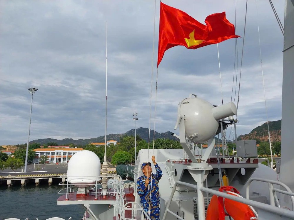 A naval vessel conducts national flag hoisting ceremony 14.jpg
