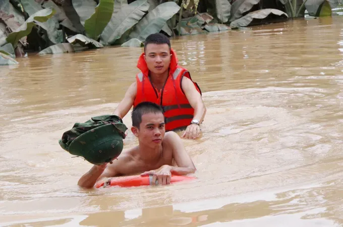 Currently, eight communes in the province remain isolated due to the flooding. (Photo: SGGP) 3-3653-9119.jpg