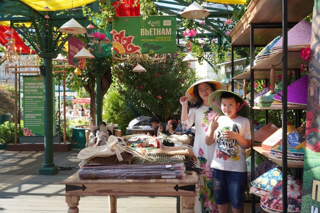 A booth at the Vietnamese Cultural Festival in Moscow (Photo: VNA) vna-potal-khai-mac-le-hoi-van-hoa-viet-nam-sac-mau-tu-mien-nhiet-doi-tai-nga-8172511.jpg