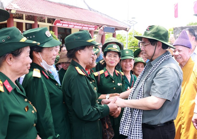 Prime Minister Pham Minh Chinh meets with former youth volunteers at the Special National Relic of Ancient Quang Tri Citadel (Photo: VNA) vna-potal-thu-tuong-dang-huong-tuong-niem-cac-anh-hung-liet-si-tai-quang-tri-8172998.jpg