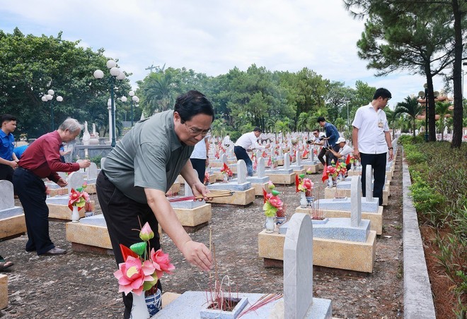 Prime Minister Pham Minh Chinh offers incense to martyrs at Road 9 National Cemetery (Photo: VNA) vna-potal-thu-tuong-dang-huong-tuong-niem-cac-anh-hung-liet-si-tai-quang-tri-8173042.jpg