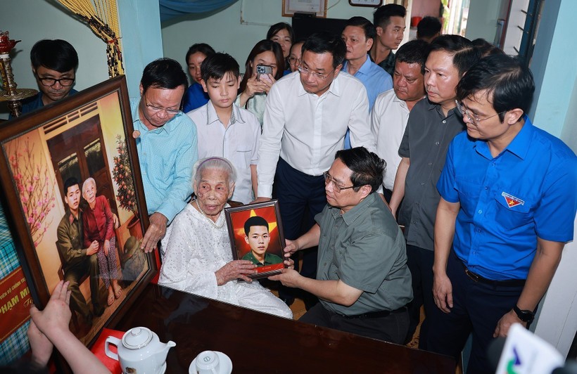Prime Minister Pham Minh Chinh visits Heroic Vietnamese Mother Dao Thi Vui, aged 102, in Hai Lang commune, Quang Tri province (Photo: VNA) vna-potal-thu-tuong-tham-me-viet-nam-anh-hung-tai-quang-tri-8172982.jpg