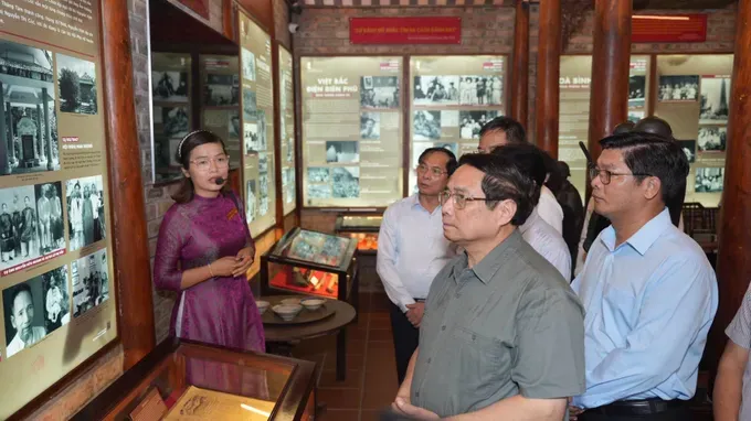 Prime Minister Pham Minh Chinh visits General Nguyen Chi Thanh Museum in Hue City. (Photo: SGGP) z6842423808792-3897571b3e7574d8959e27398e58e2aa-3263-3015.jpg