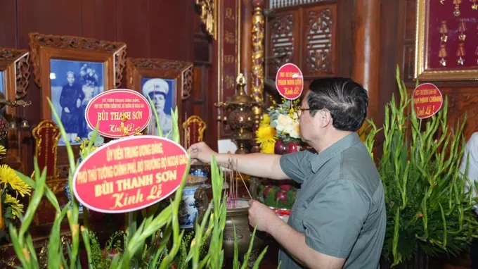 Prime Minister Pham Minh Chinh offers incense and flowers in tribute to the late General Nguyen Chi Thanh. (Photo: SGGP) z6842423969463-169ee0610d8b56dcaca1a3504a29d03c-8511-2151.jpg