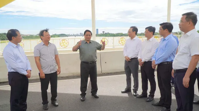 Prime Minister Pham Minh Chinh conducts site inspections of Nguyen Hoang Bridge spanning the Huong River. (Photo: SGGP) z6842645651936-16a5e237af1be8ae218ed9340a1a4062-7393-3703.jpg