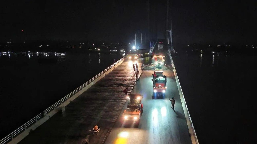 At the construction site, more than 35 work teams are busy with work in three rotating shifts per day. (Photo: SGGP) 12.jpg