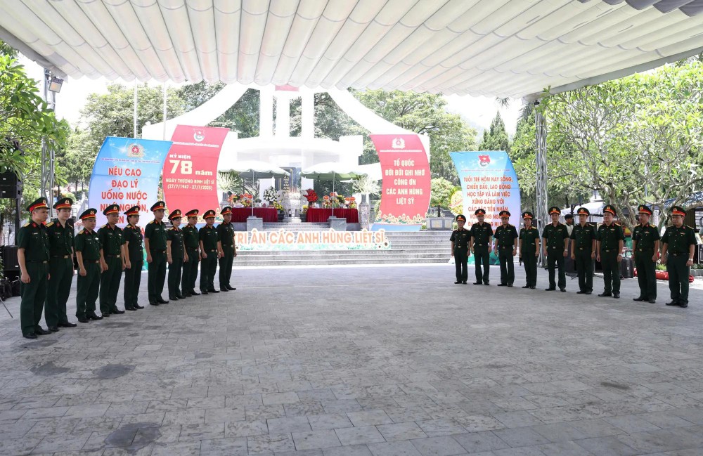 Military officers and units from localities have held remembrance ceremonies to pay tribute to the heroic martyrs. (Photo: SGGP) 2.jpg