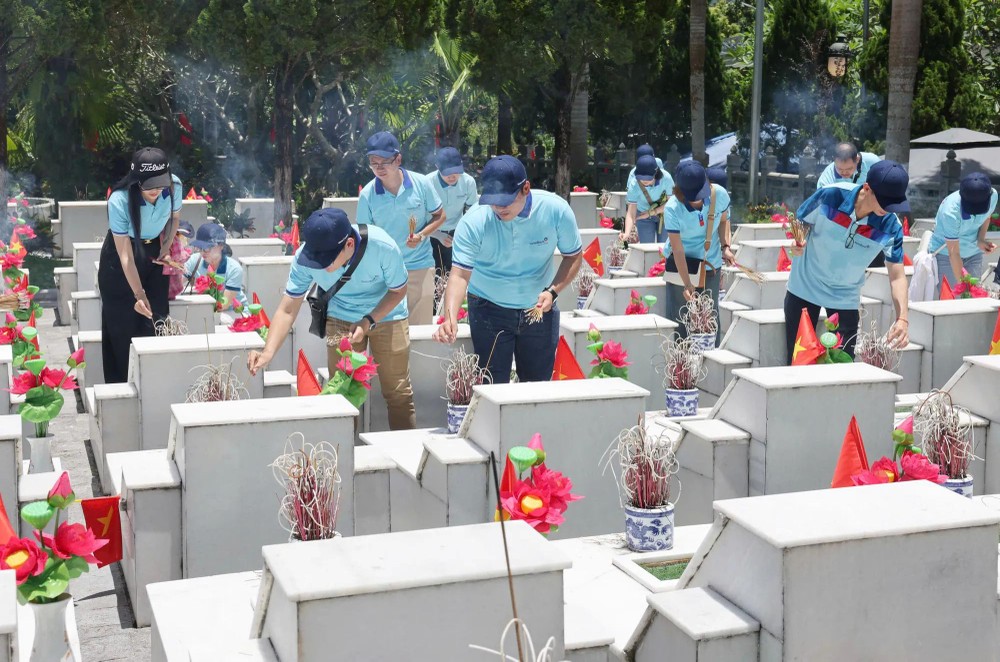 Hundreds of people offer incense and flowers to martyrs who laid down for the country at Vi Xuyen National Martyrs’ Cemetery in Tuyen Quang Province. (Photo: SGGP) 4.jpg