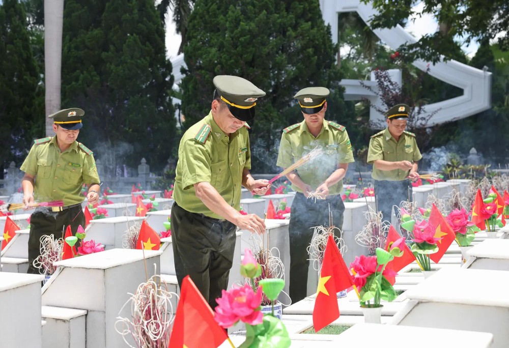 A delegation of the Forest Protection Sub-department of Quang Ninh Province offers incense in tribute to fallen heroes. (Photo: SGGP) 5.jpg