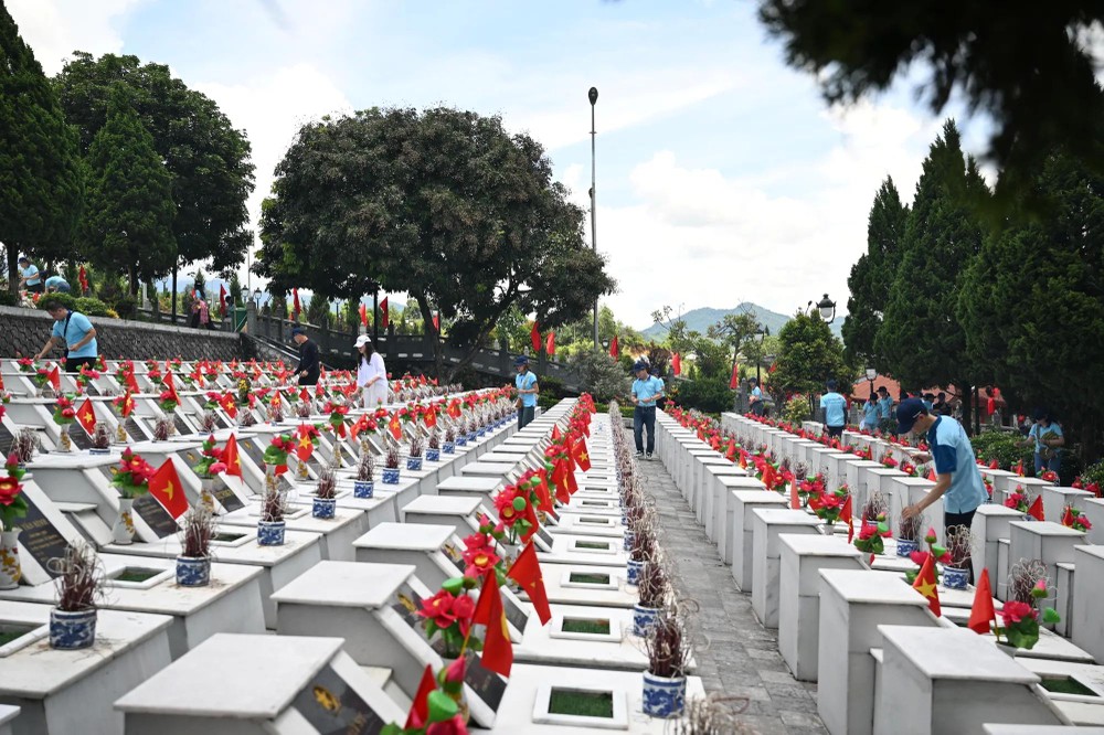 In recent days, people across the country gather at Vi Xuyen National Martyrs’ Cemetery to honor fallen heroes. (Photo: SGGP) 6.jpg