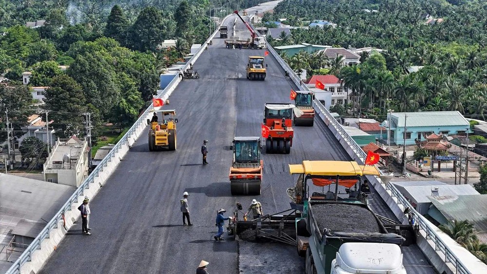 Around 13.7 out of 14 kilometers of the road surface have been paved with asphalt concrete. (Photo: SGGP) 9.jpg