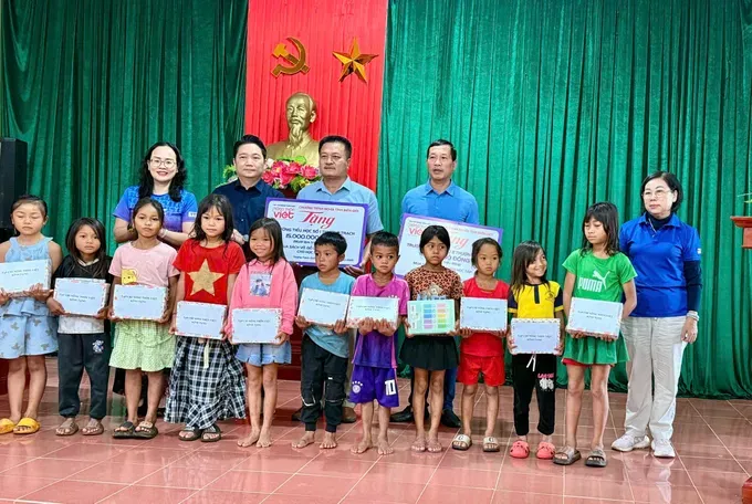 Representatives of Vietnam Rural Magazine, the organizer of the “Sentiments for the Border Areas” initiative, offer gifts to students. (Photo: SGGP) dai-dien-ban-to-chuc-chuong-trinh-nghia-tinh-bien-gioi-tap-chi-nong-thon-viet-trao-qua-cho-cac-em-3287-7055.jpg