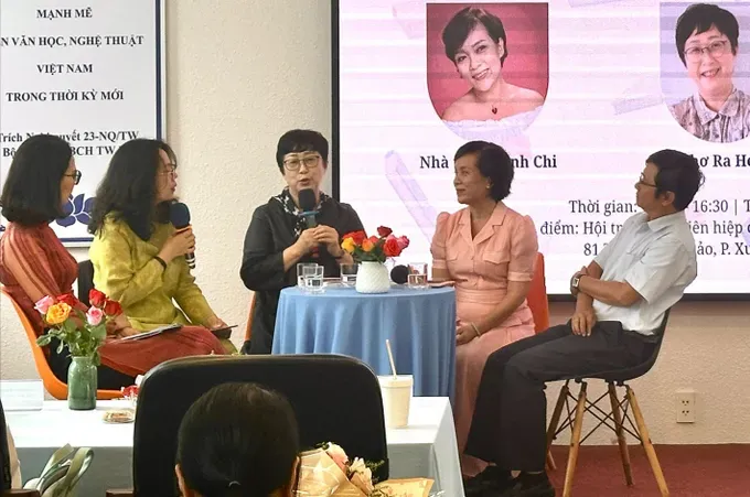 Poets Le Thieu Nhon, Khanh Chi, and Ra Heeduk, along with translator Hien Nguyen (from right to left), take part in the 2025 Vietnam–Korea Literary Exchange Program. (Photo: SGGP) 6a-7887-9811.jpg