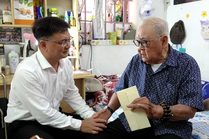 Head of the Propaganda and Mass Mobilization Commission Nguyen Manh Cuong visits People’s Artist Hung Minh. (Photo: SGGP) dsc09533-4155-4154.jpg