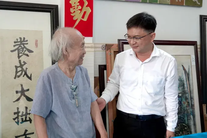 Head of the Propaganda and Mass Mobilization Commission Nguyen Manh Cuong visits People’s Artist Truong Lo. (Photo: SGGP) dsc09853-2476-1668.jpg