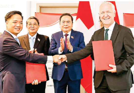 National Assembly Chairman Tran Thanh Man witnesses the signing ceremony of a memorandum of understanding on cooperation in developing the international financial centre between the Foreign Investment Agency under Vietnam’s Ministry of Finance and the Swiss Fintech Association. (Photo: VNA) Screenshot (501).png