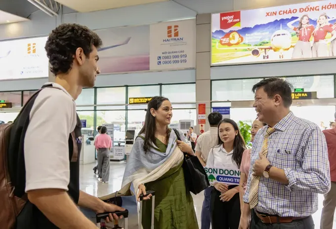 Deputy Director of the Department of Culture, Sports and Tourism of Quang Tri Province (R) receives the Bollywood film crew at Dong Hoi Airport. (Photo: SGGP) 1000026380-1485-9549.jpg