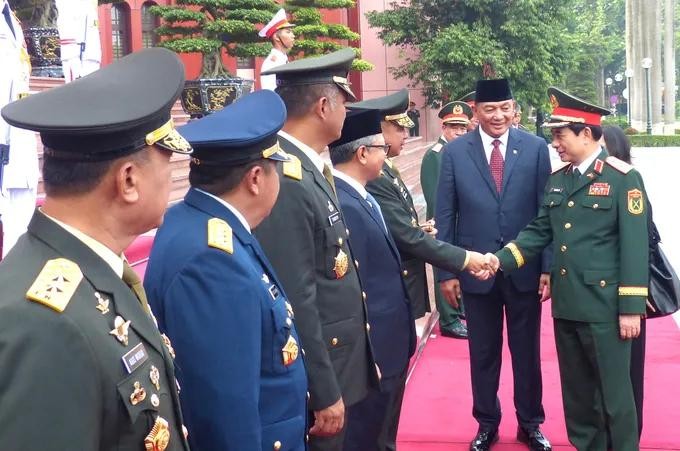 Minister Sjafrie Sjamsoeddin introduces members of the Indonesian Ministry of Defense Delegation to Minister Phan Van Giang at the welcome ceremony. (Photo: SGGP) 11.jpg