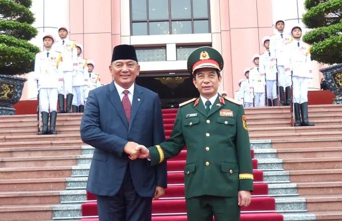 Minister of National Defense Phan Van Giang (R) and Indonesian Minister of Defense Sjafrie Sjamsoeddin (Photo: SGGP) 3.jpg