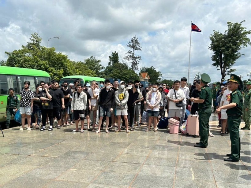 The handover ceremony takes place at the Hoa Lu International Border Gate in Dong Nai province on July 30. (Photo: VNA) vna-potal-dong-nai-tiep-nhan-85-cong-dan-tu-phia-campuchia-lien-quan-hoat-dong-toi-pham-lua-dao-truc-tuyen-8180848.jpg