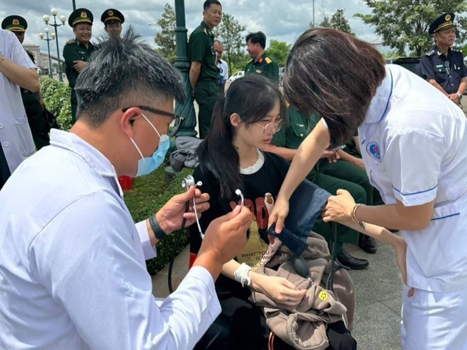 Medical examinations were provided for the returnees. (Photo: VNA) vna-potal-dong-nai-tiep-nhan-85-cong-dan-tu-phia-campuchia-lien-quan-hoat-dong-toi-pham-lua-dao-truc-tuyen-8180853.jpg