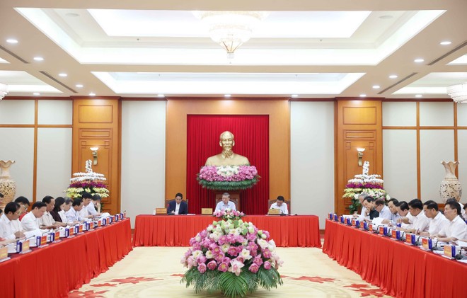 Party General Secretary To Lam chairs the working session on July 30. (Photo: VNA) vna-potal-tong-bi-thu-to-lam-chu-tri-buoi-lam-viec-ve-du-thao-cac-van-kien-dai-hoi-xiv-cua-dang-115746399-8180185.jpg