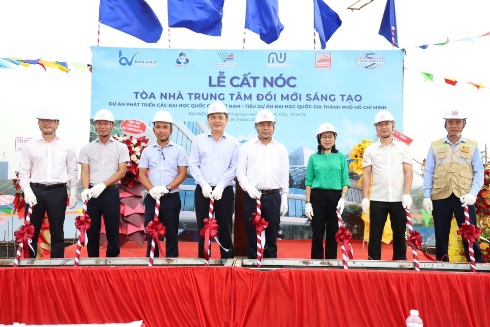 At the topping-out ceremony (Photo: VNU-HCM) 523962136_1073843931525970_434731514418149214_n.jpg