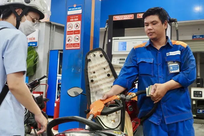 Customers refuel at a Petrolimex station on Tran Hung Dao Street in Cho Quan Ward, in Ho Chi Minh City. (Photo: SGGP) khach-do-xang-e10-2729-453.jpg