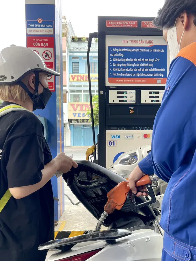 Customers refuel with E10 gasoline at a Petrolimex station on Nguyen Dinh Chieu Street in Ban Co Ward, Ho Chi Minh City. (Photo: SGGP) khach-do-xang-e10-chieu-30-7-tai-tphcm-525-9284.jpg